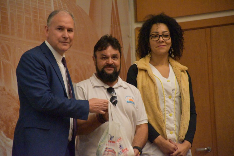 O vice-presidente de Relações Sociais do CRCPR, Narciso Doro Junior realiza a entrega da doações