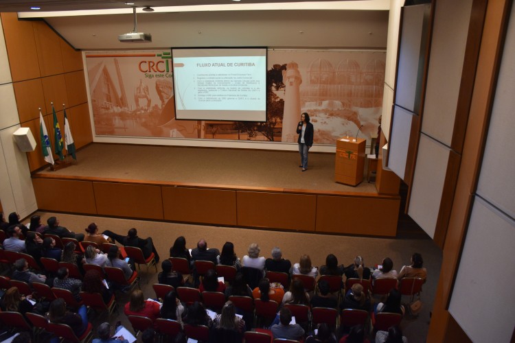 Evelize Tarasiuk, gerente da divisão de alvará comercial, inicia a palestra