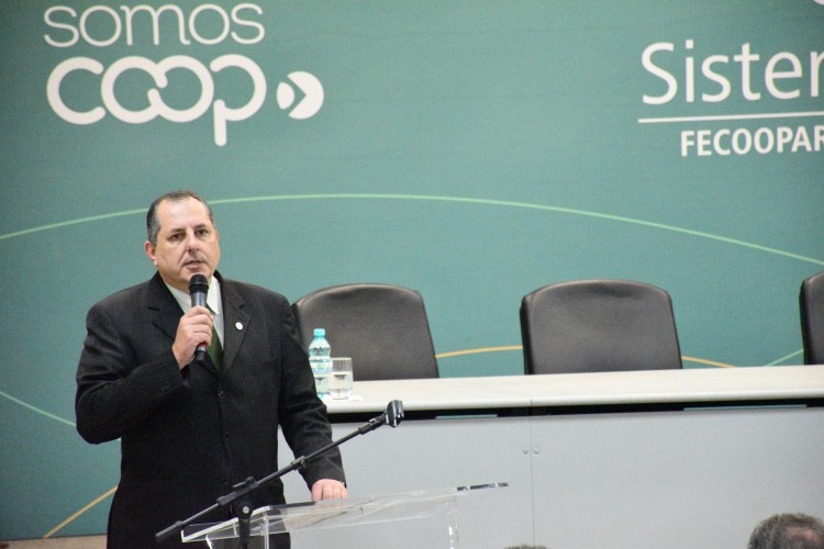 Na abertura, o diretor superintendente do CRCPR, Gerson Borges de Macedo, comenta sobre a agenda e palestrantes. 