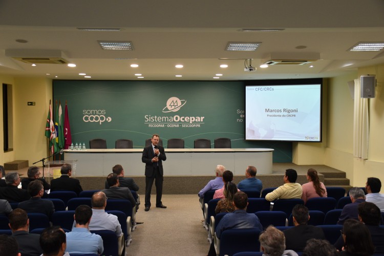 O presidente do CRCPR, Marcos Rigoni, explica o Sistema CFC/CRCs.