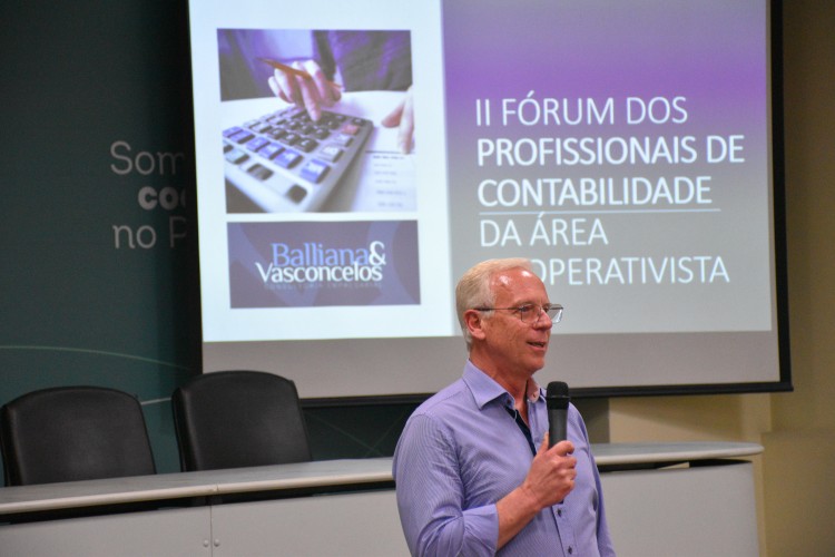 O palestrante Gilson Balliana apresenta "Os acordos de Basileia e as novas exigências de capital". 