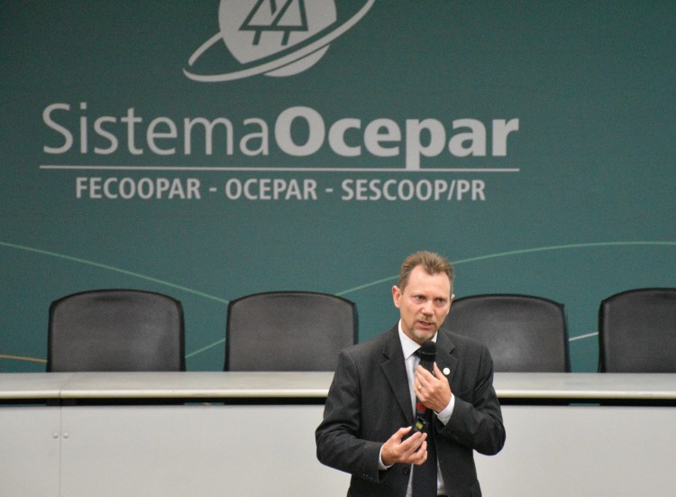Presidente do CRCPR, Marcos Rigoni, realiza abertura do evento. 