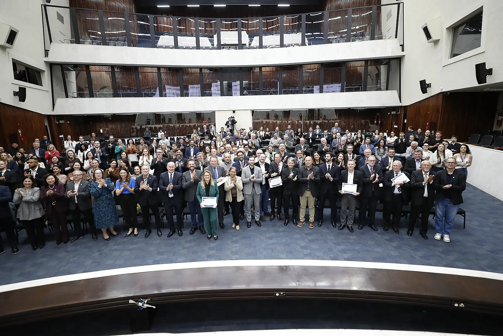 Assembleia Legislativa do Paraná homenageia Sistema CFC/CRCs e profissão contábil pelos 80 anos de regulamentação