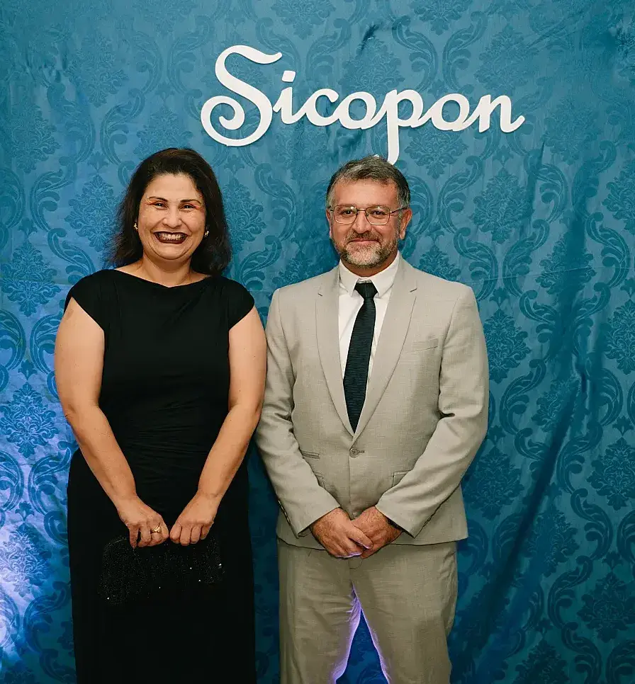 A vice-presidente Ariane Yumi ao lado do presidente do SICOPON, Darcinei De Lima Pinto
