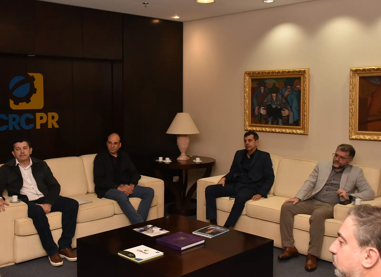 Da esq. p/ a dir.: os representantes de Laranjeiras do Sul, João Luiz Zagurski Costa, e Pato Branco, Francis Dias Vieira; e os presidentes do SICAP, Altair Ferreira Ribeiro, e SICOPON, Darcinei de Lima Pinto