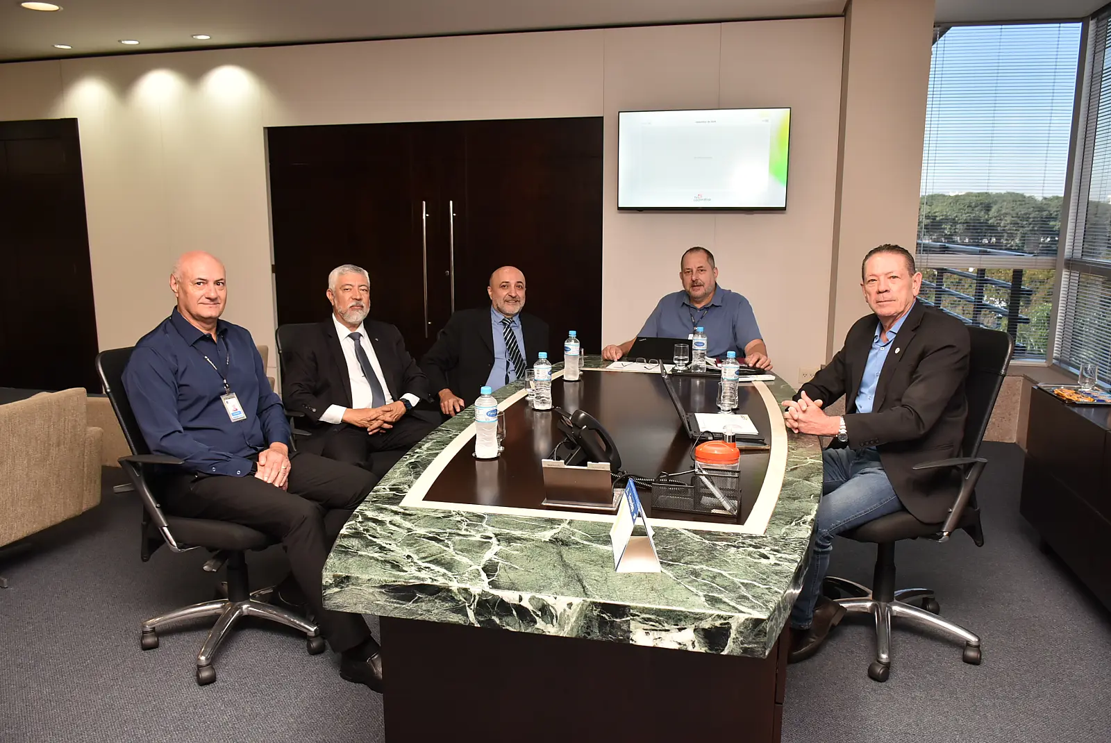 Da esq. p/ dir: Leudemir Dias dos Santos, auditor fiscal da Receita, Honorino José Gonçalves, delegado da Receita, Antonio Jordão da Silva Junior, auditor fiscal da Receita e o presidente do CRCPR, Everson Breda Carlin