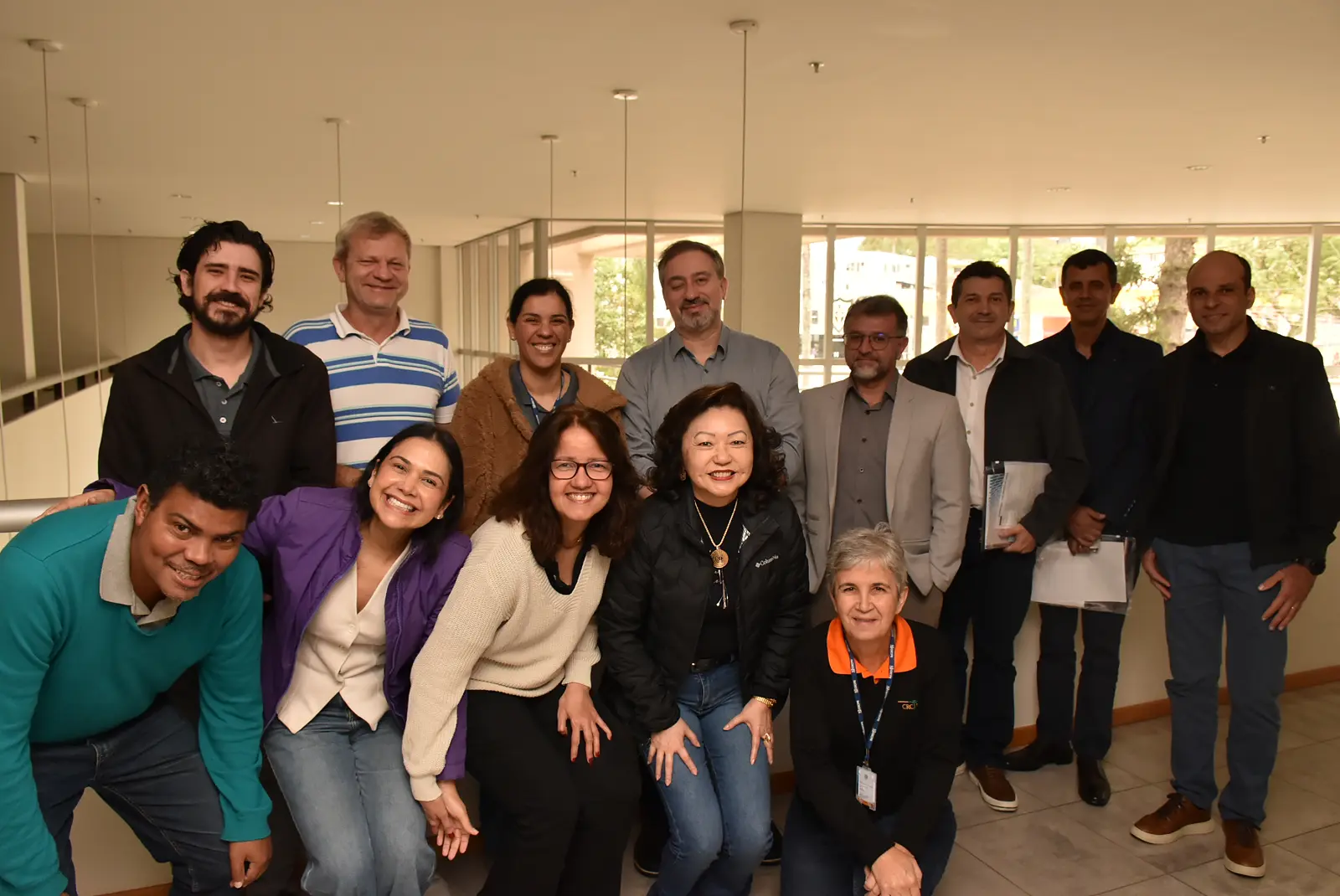 Com a vice-presidente de Registro, Rosemere Hayashi, a gerente, Celita Paltanin, e equipe