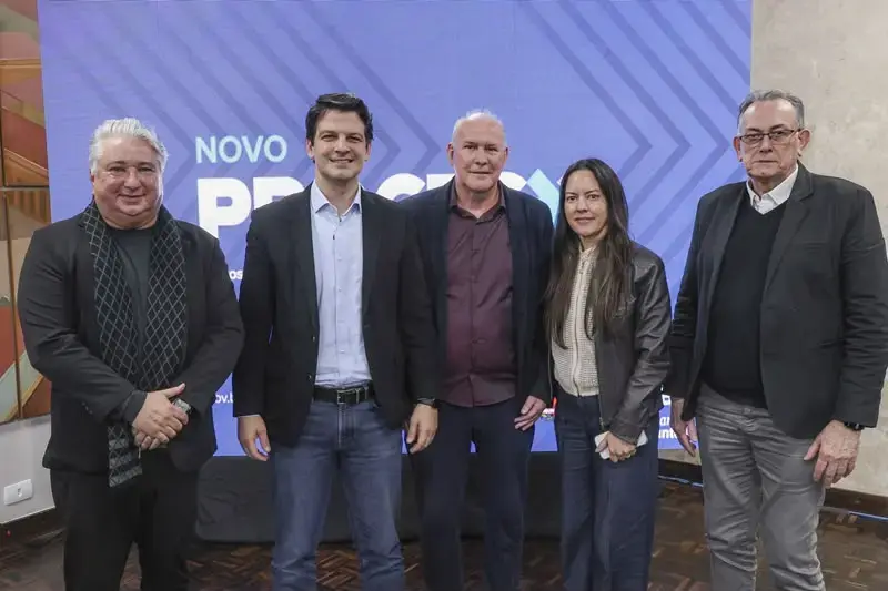 Da esq. p/dir: o presidente do Sicontiba, Dirceu Tadeu Vaz; o prefeito Eduardo Pimentel; o coordenador da Comissão CRCPR Relações Sociais, Narciso Dóro Jr; a conselheira do CRCPR, Carolina Feijó; e o presidente do SESCAP-PR Nelson Zafra