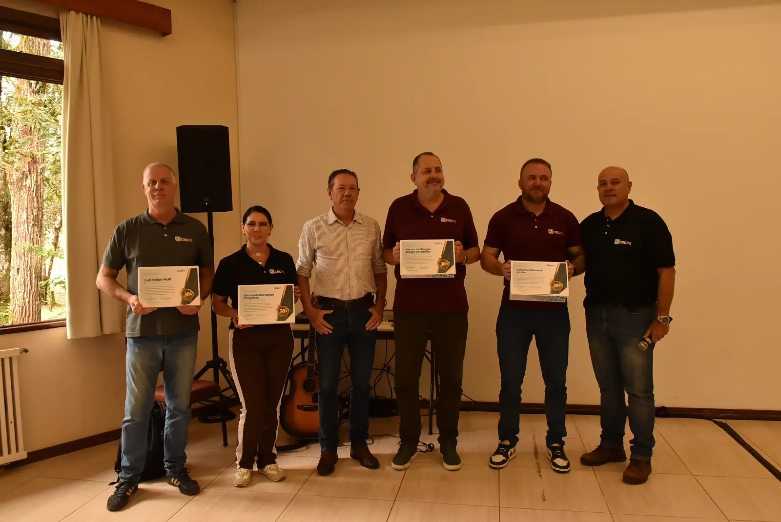 O presidente Everson Breda Carlin e o vice-presidente Jefferson Paulo Martins com os homenageados pelos 30 anos de atuação no Conselho: Luiz Felipe Wolff, Bernadete dos Santos Gonçalves, Gerson Luiz Borges de Macedo e Mauricio Ostrowski Junior