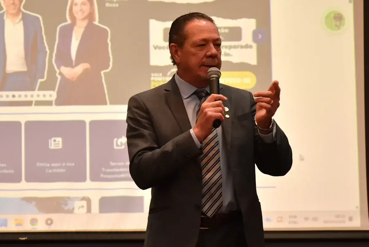 Presidente do CRCPR, Everson Breda Carlin, em fala de abertura