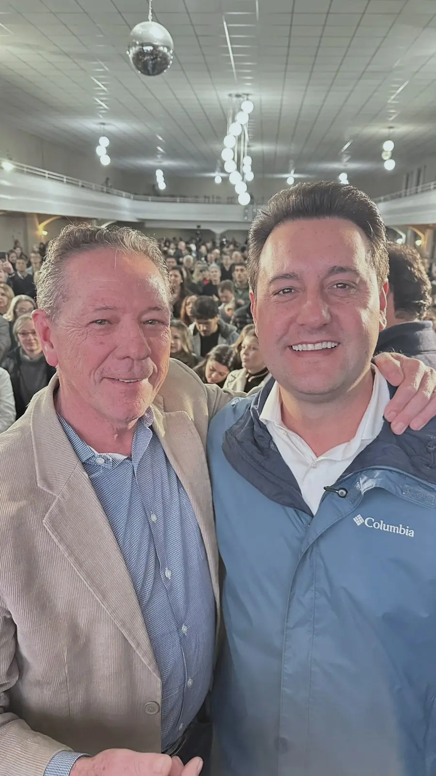 O presidente do CRCPR, Everson Breda Carlin ao lado do governador do Estado do Paraná, Carlos Massa Ratinho Júnior, durante evento comemorativo em alusão aos 80 anos da criação dos Conselhos Profissionais.