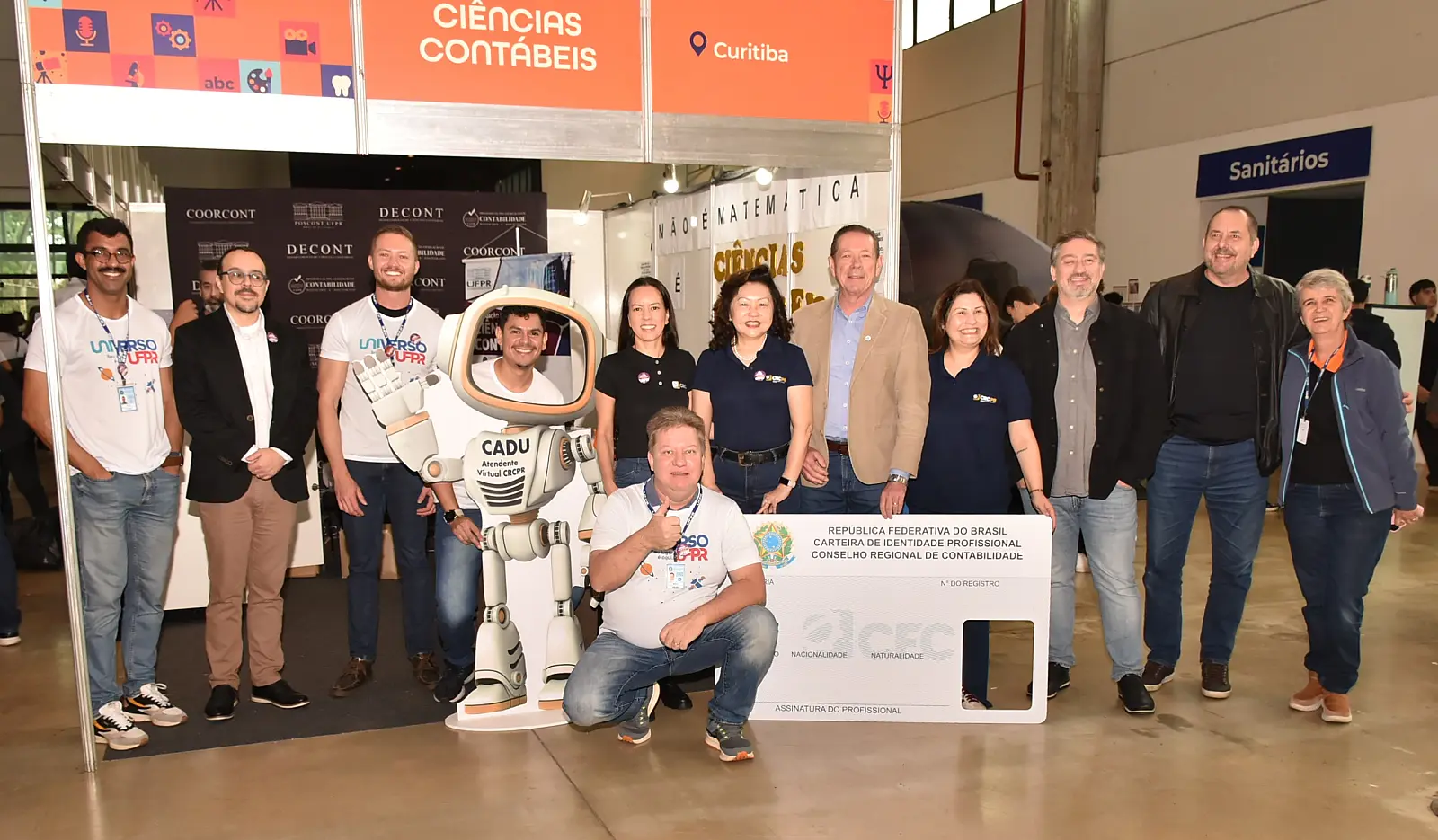 Na foto, professores da UFPR e representantes do CRCPR, como o presidente Everson Breda Carlin; os vice-presidentes Danilo Alves Grani, Rosemere Hayashi e Ariane Yumi; e o diretori superintendente Gerson Borges de Macedo
