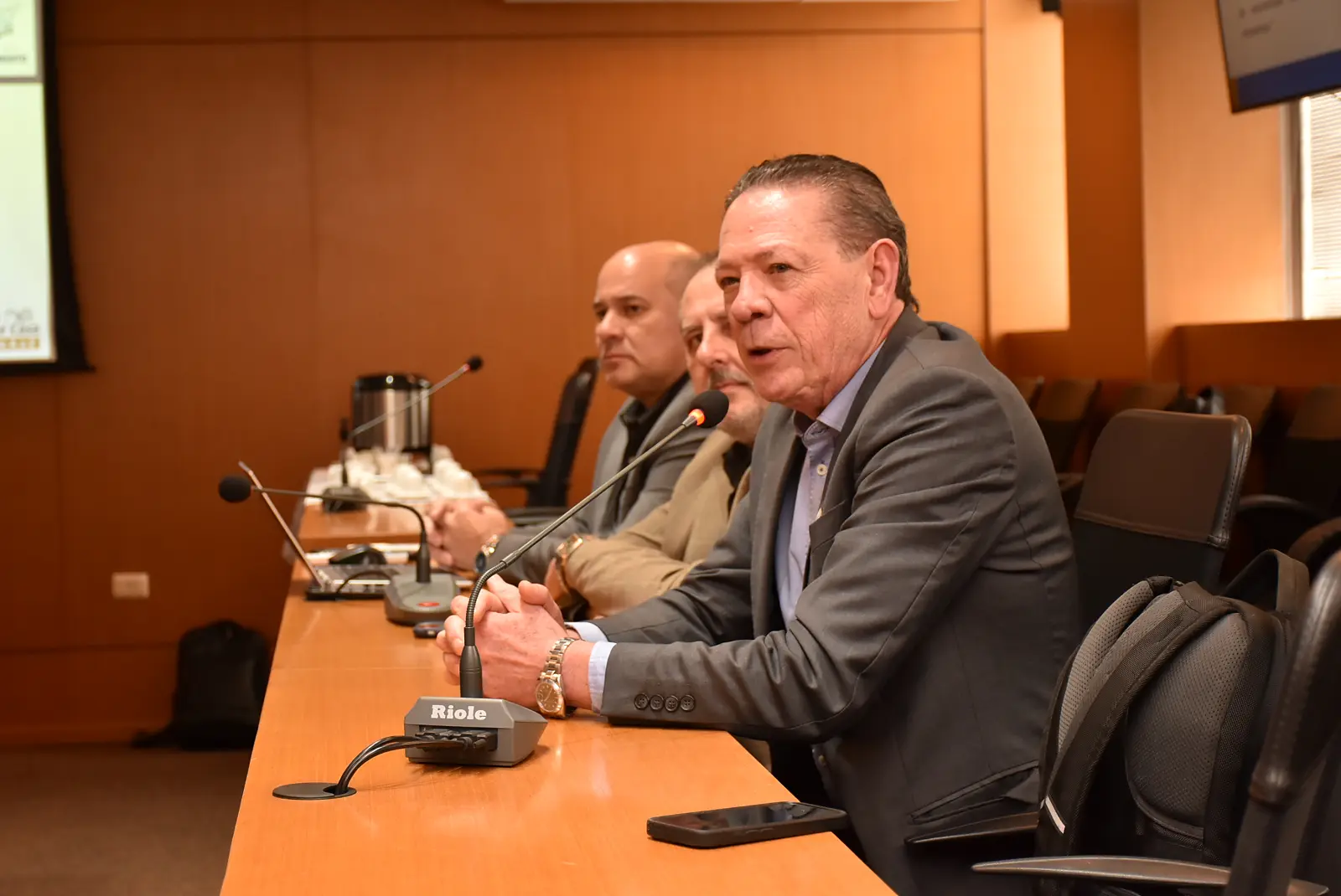 Presidente do CRCPR, Everson Breda Carlin, realizando fala de abertura