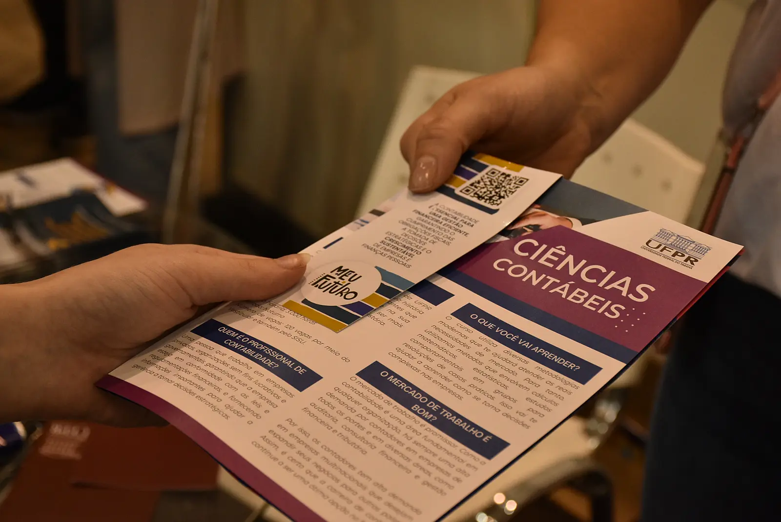 Os estudantes recebem informações sobre o curso da UFPR, as perspectivas da profissão e o programas do CRCPR