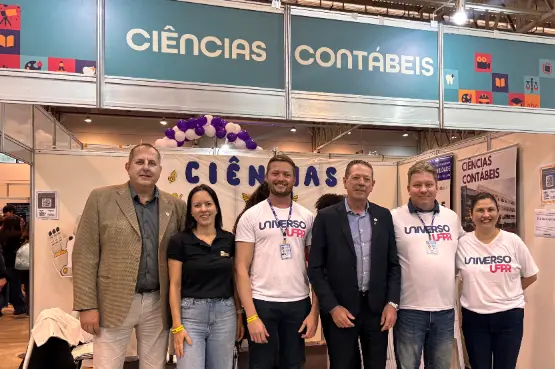 Além do revezamento de conselheiros e colaboradores do Conselho no atendimento a estudantes, em 2025, o estande recebeu a visita do presidente do CRCPR e da vice-presidente de Registro