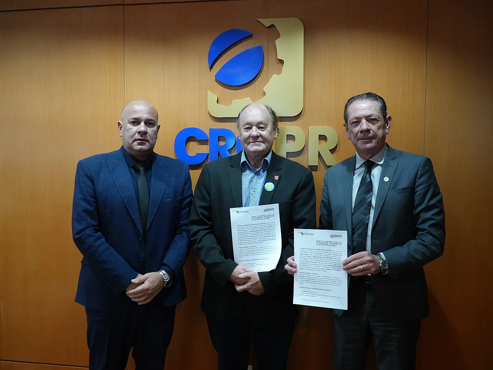 Da esq. p/ a dir.: Jefferson Martins, vice-presidente de Administração e Finanças do CRCPR; Ney da Nóbrega Ribas, vice-presidente do conselho de Assuntos Administrativos Financeiros em Curitiba da OSB; e Everson Breda Carlin, presidente do CRCPR