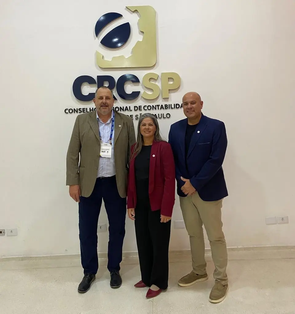 Da esq. p/ a dir. os representantes do CRCPR: Gerson Borges de Macedo, Nadja Baptista Andreacci e Jefferson Paulo Martins